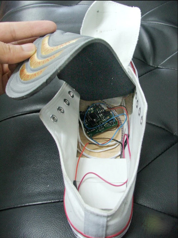 Thiết bị tai nghe siêu nhỏ được giấu dưới đế giày một cách tinh vi